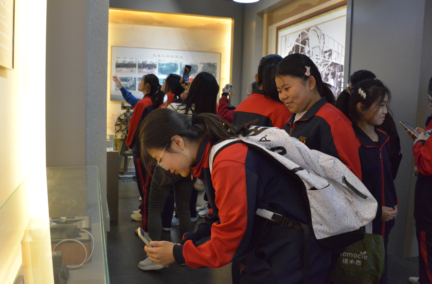 2024年3月31日雪宮中學(xué)師生到齊峰博物館開展社會實踐活動