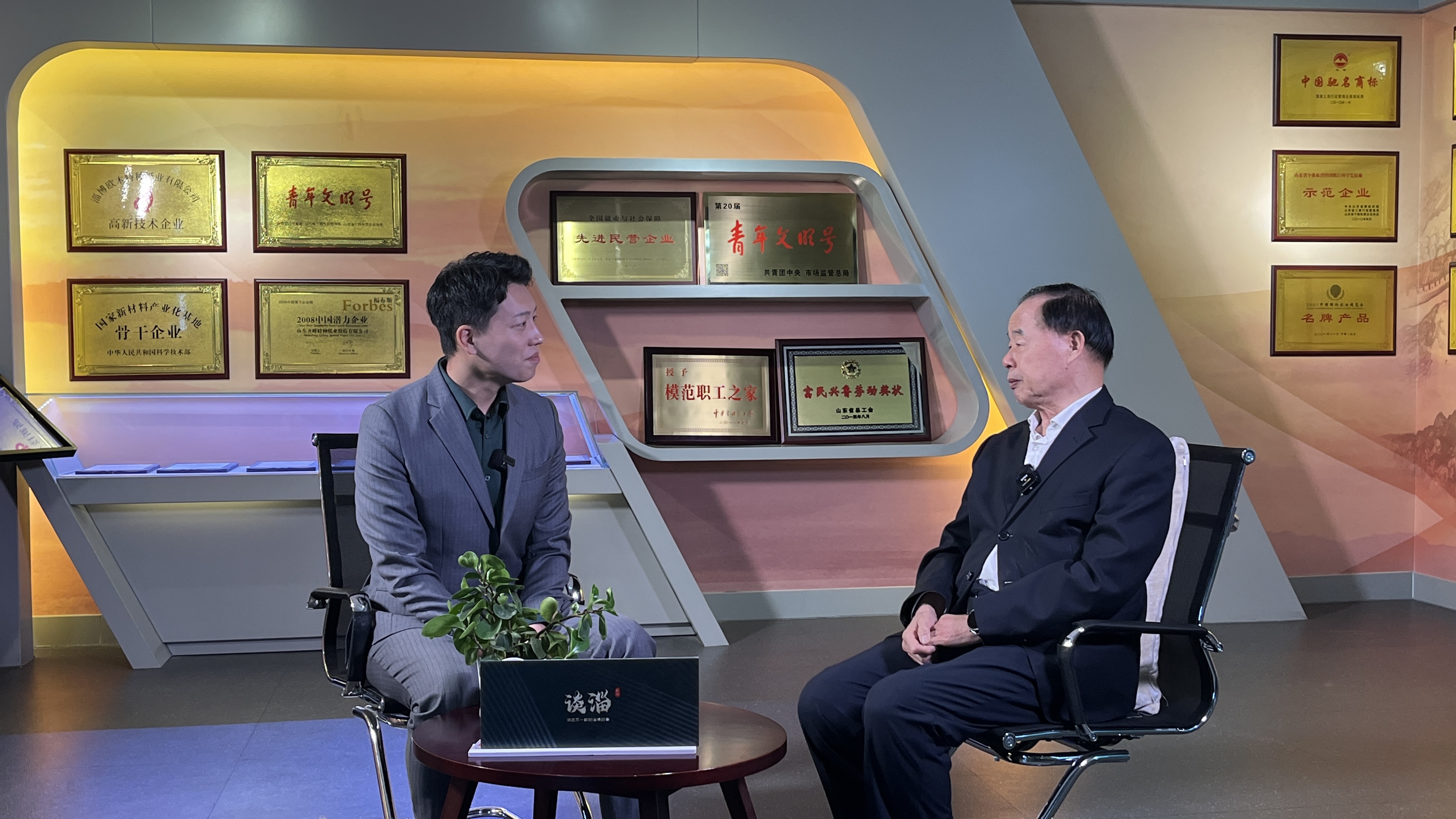 2024年11月26日李學(xué)峰董事長(zhǎng)登上市電視臺(tái)《談淄》節(jié)目 企業(yè)家精神代代傳承